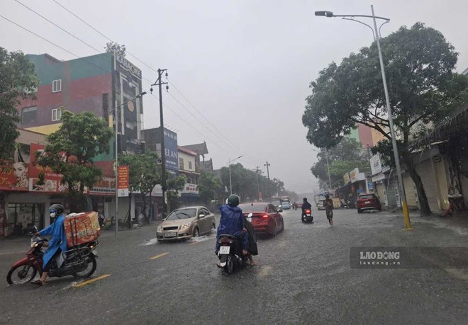 Las fuertes lluvias causaron inundaciones locales en la calle Nguyen Cong Tru, barrio de Thanh Sen, Ha Tinh en la mañana del 19 de septiembre. Foto: Tran Tuan