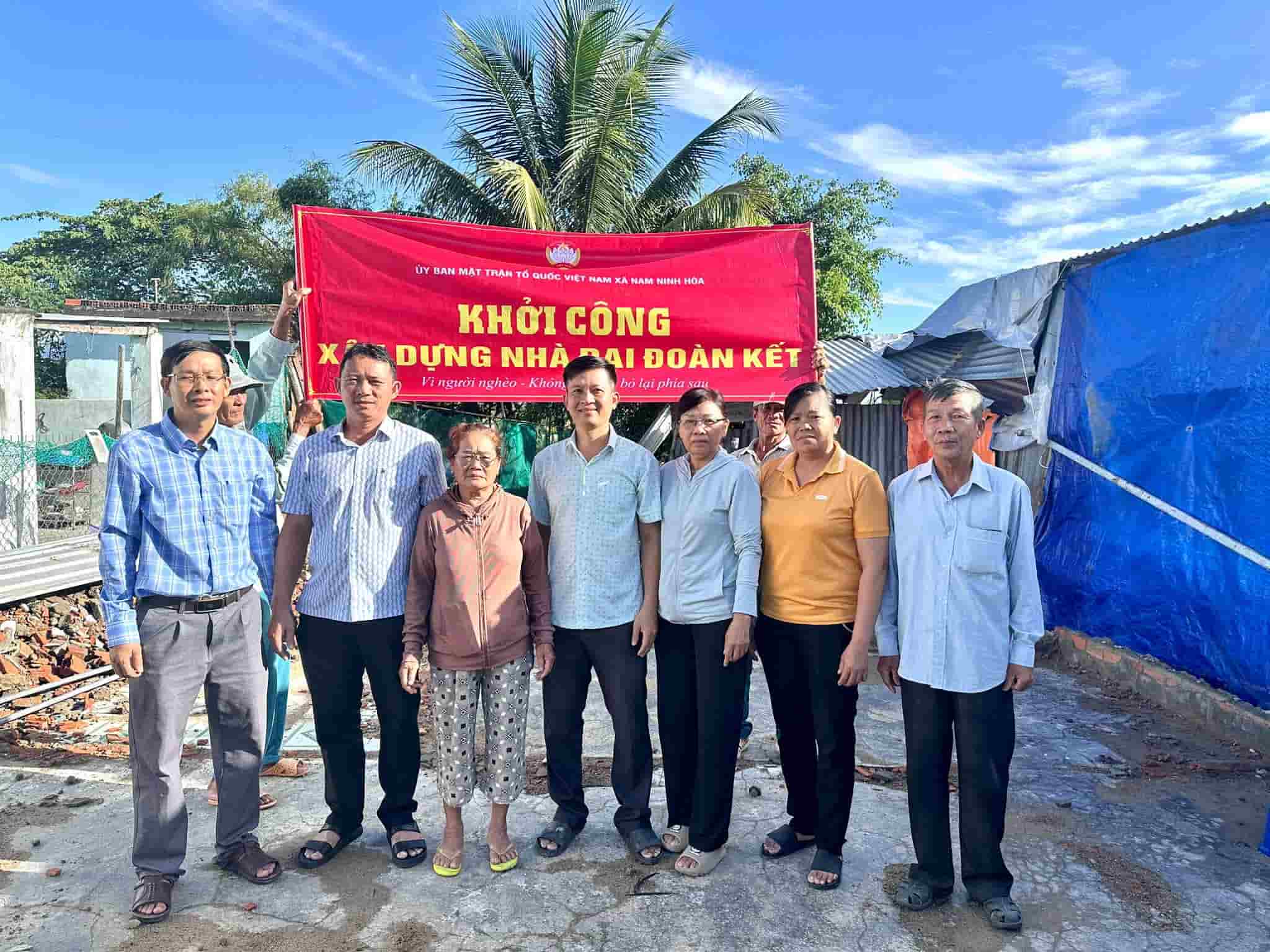 Las agencias funcionales apoyan la construcción de casas de Gran Unidad para la gente. Foto: Frente Nam Ninh Hoa