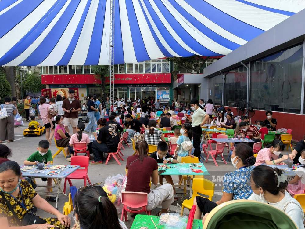 Thousands of pediatric patients still have Mid-Autumn Festival despite being hospitalized. Photo: Ha Le