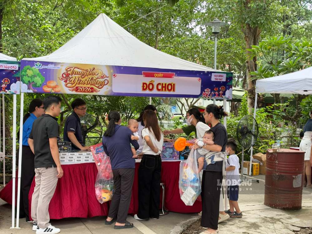 Trên tay là dây truyền các bệnh nhi vẫn đón Trung thu trọn vẹn. Ảnh: Hà Lê
