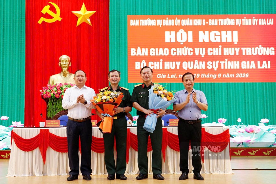 Lãnh đạo tỉnh Gia Lai tặng hoa chúc mừng đại tá Nguyễn Thế Vinh và đại tá Trần Thế Phan (chụp ngày 19.9). Ảnh: Hồng Anh