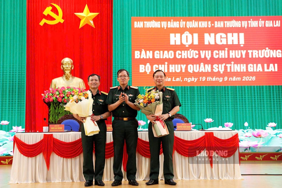Major General Luong Dinh Chung - Political Commissar of Military Region 5 (middle) - presents flowers to congratulate Colonel Nguyen The Vinh (left) and Colonel Tran The Phan on receiving new assignments. Photo: Hong Anh
