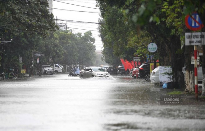 Muchas calles en el barrio de Dong Hoi, Quang Tri, se inundaron profundamente después de las fuertes lluvias el 19 de septiembre. Foto: Thanh Trung