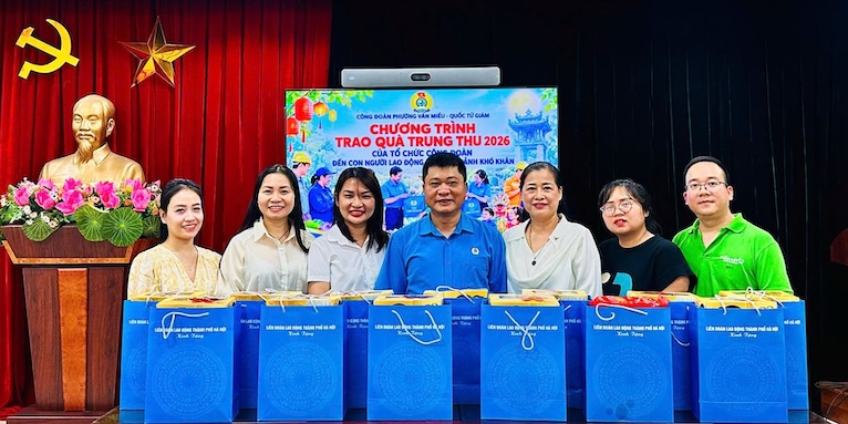 Chairmen of grassroots trade unions in Van Mieu - Quoc Tu Giam ward receive Mid-Autumn Festival gifts in 2026 from the City Labor Federation to workers in difficult circumstances. Photo: Ward Trade Union