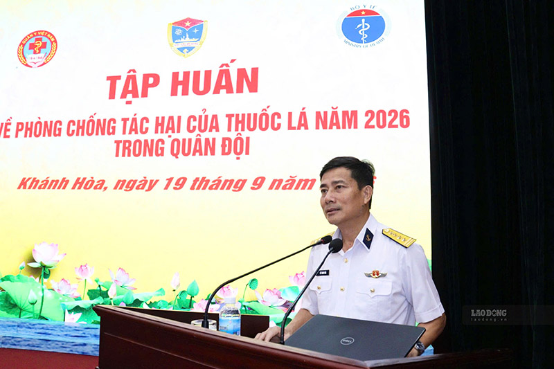 El coronel Hồ Thanh Hoà, subdirector de la Academia Naval, habla en la sesión de entrenamiento. Foto: Mạnh Hùng