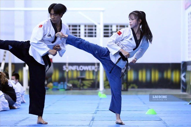 Taekwondo martial artist Chau Tuyet Van (right) contributes expertise to win a medal with the Vietnamese boxing team at the 2026 World Championships in Korea. Photo: Thanh Vu