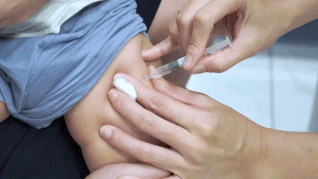 At the transitional season, parents proactively take their children for flu vaccination