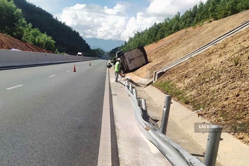 Image of a truck overturning on the Van Phong - Nha Trang expressway. Photo: Huu Long