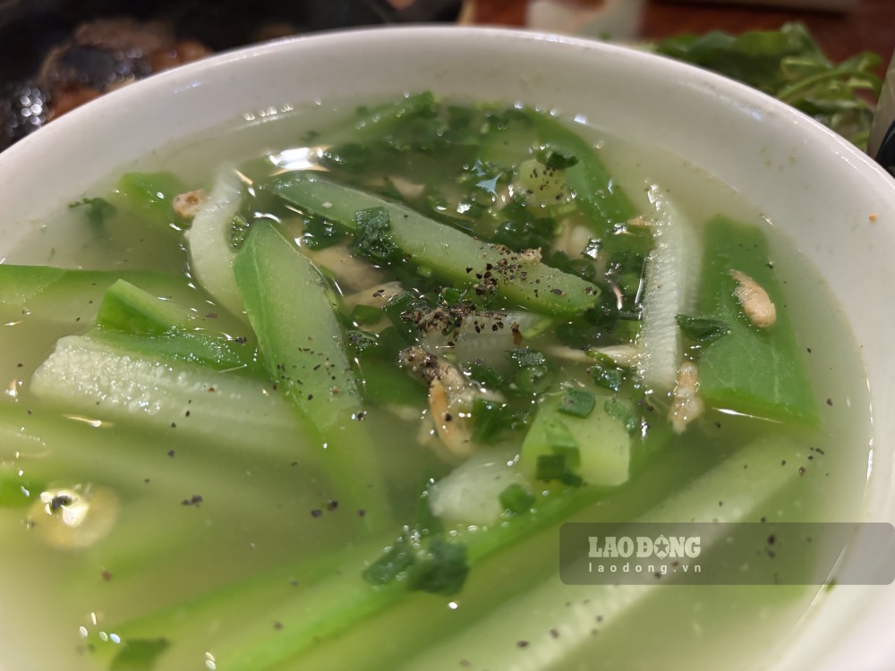 A delicious bowl of gourd soup with shrimp is a perfect suggestion on the weekend meal tray. Photo taken in August 2026 - Hanlin.