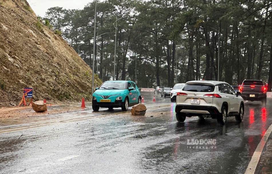 Landslide caused many boulders to roll down the road on Prenn Pass at 4:30 PM on September 19. Photo: Phuc Khanh