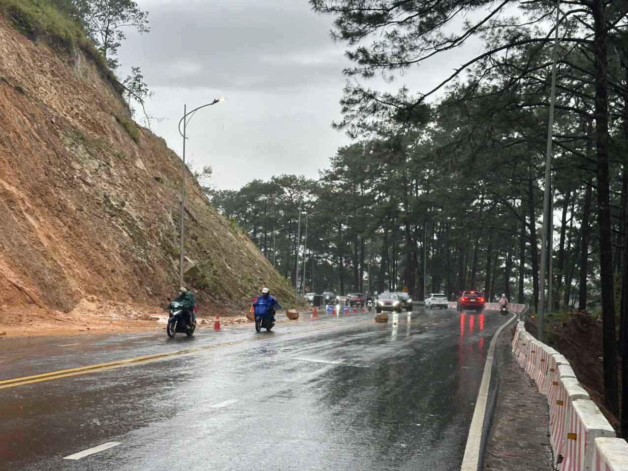 Rất may, vụ sạt lở khiến đá lăn xuống đường không làm ai bị thương. Ảnh chụp lúc 16h30 ngày 19.9. Ảnh: Phúc Khánh