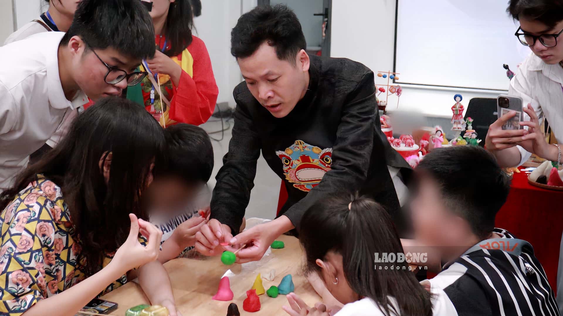 Special workshop helps visually impaired children feel Mid-Autumn Festival through their hands. Photo: Nguyen Trang