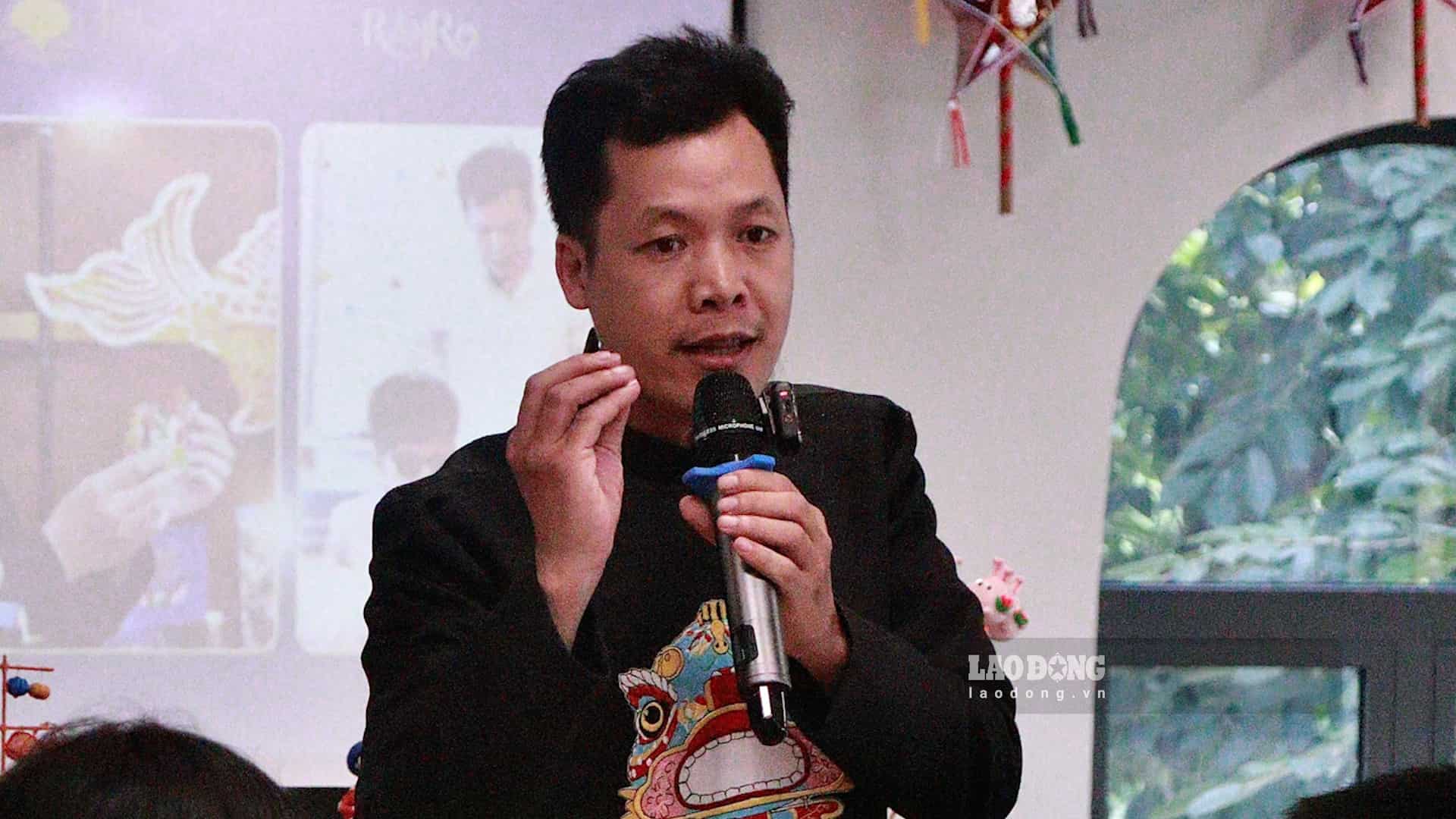 Nghệ nhân Đặng Văn Hậu đưa tò he đến gần hơn với trẻ khiếm thị. Ảnh: Nguyễn Trang