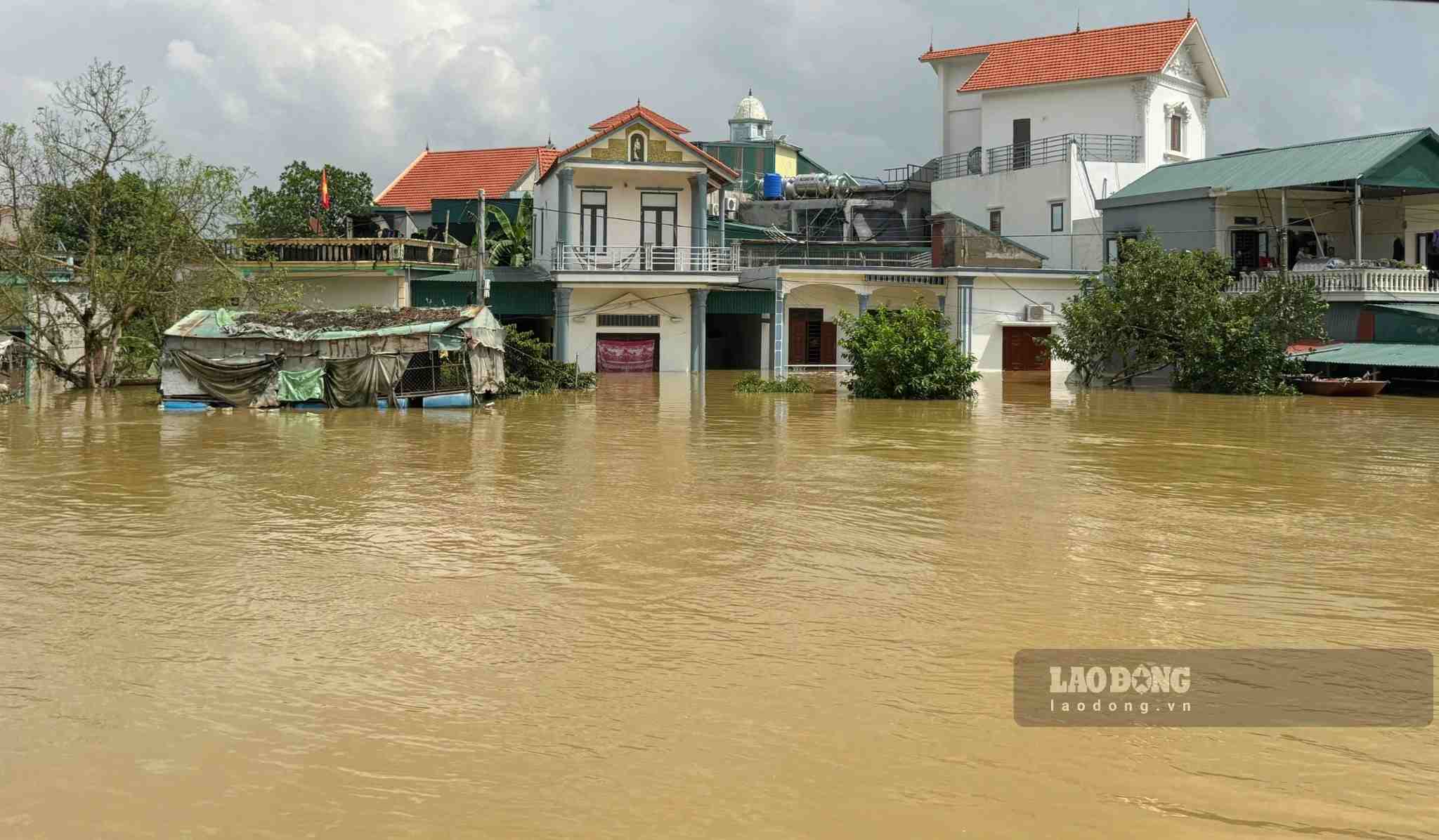 Rain and floods have caused many areas to be deeply flooded, the Ministry of Health warns of the risk of food and water poisoning. Photo: Nguyen Truong