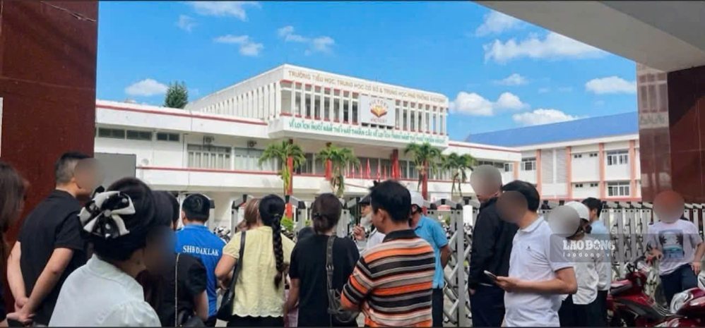 Schools in Dak Lak province are closed, many parents who arrived late could not attend the new school year meeting on September 19, 2026. Photo: Uy Nguyen