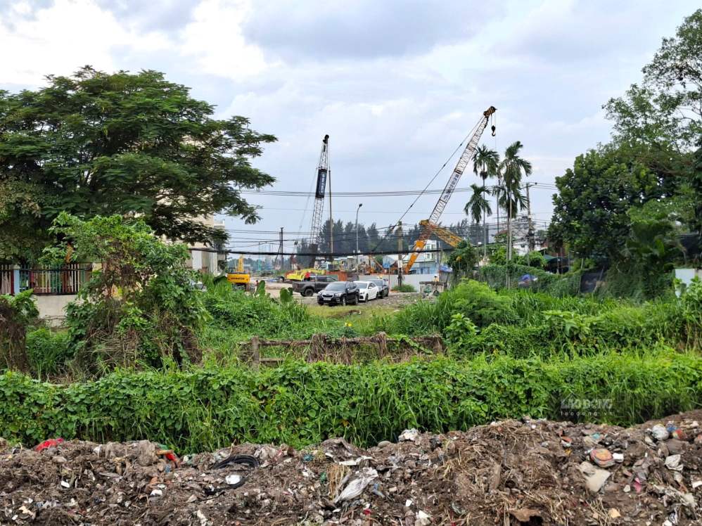 Thi công đoạn Vành đai 2 TPHCM gần đường Linh Đông ngày 19.9.  Ảnh: Minh Quân