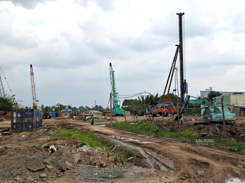 Công trường Vành đai 2 TPHCM (đoạn từ cầu Gò Đưa đến Phạm Văn Đồng) ngày 19.9.  Ảnh: Minh Quân