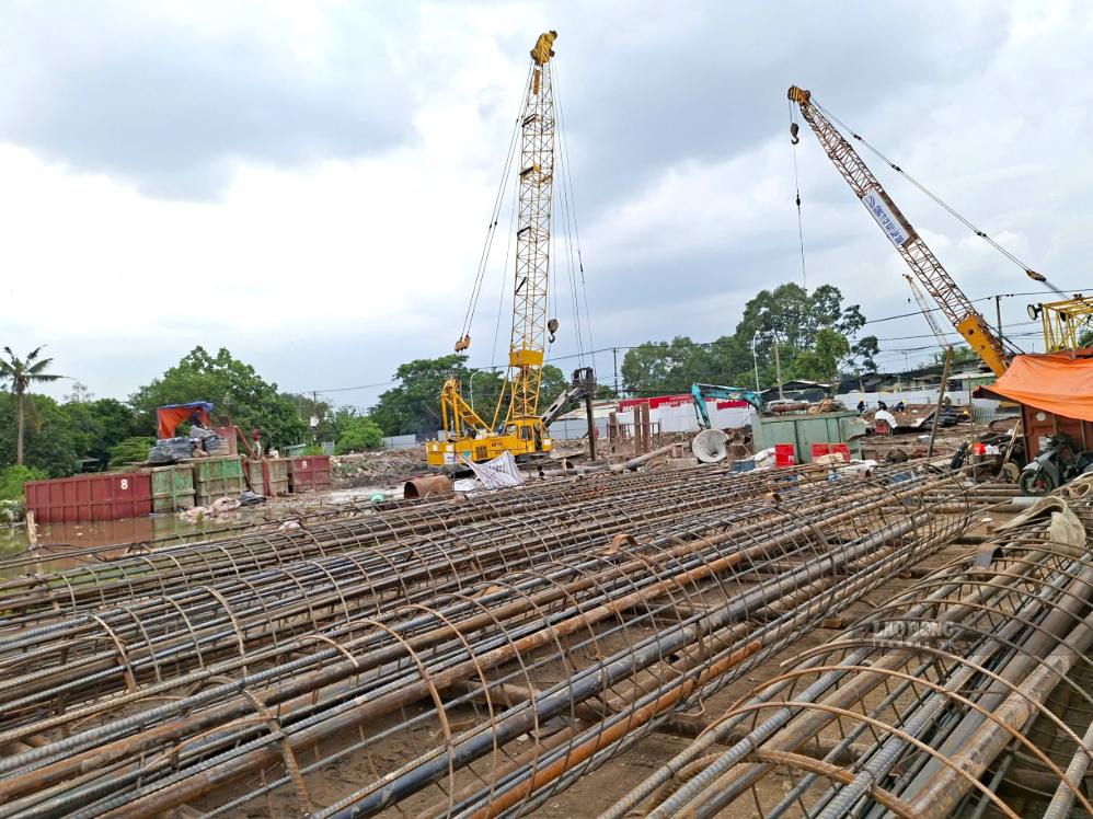Công nhân thi công đoạn Vành đai 2 TPHCM ngày 19.9.  Ảnh: Minh Quân