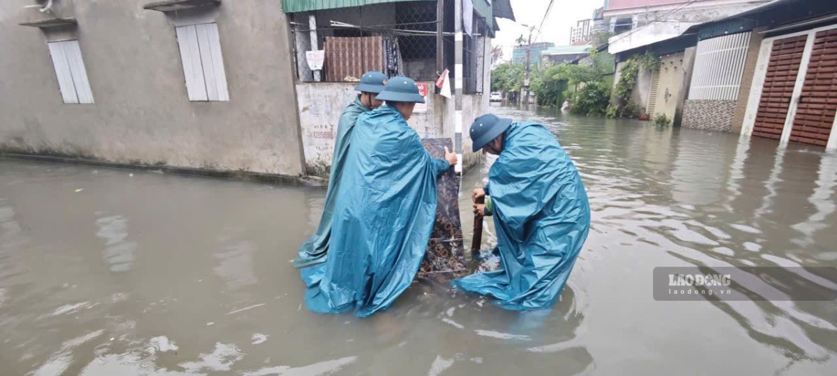 On September 19, forces at the facility inspected and cleared water intake gates to increase drainage capacity. Photo: Duy Chuong