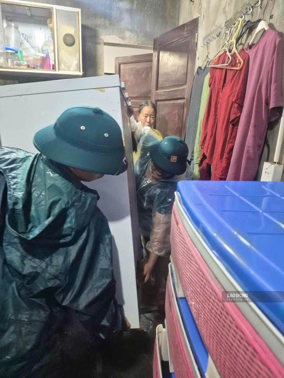 Ngày 19.9, lực lượng phường Thành Vinh triển khai hỗ trợ người dân tại các khu vực bị ngập do mưa lớn. Ảnh: Duy Chương