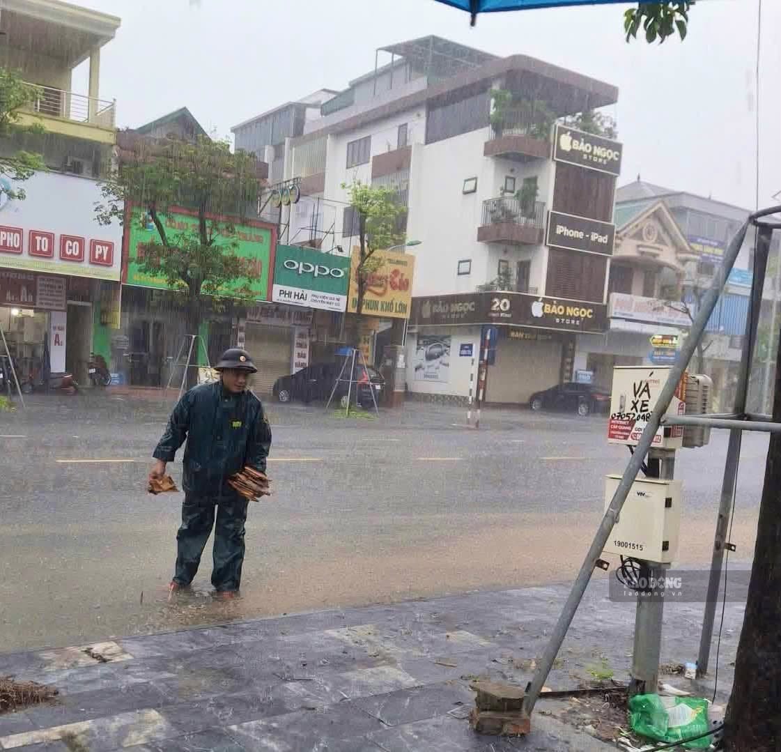 Ngày 19.9, phường Thành Vinh duy trì lực lượng túc trực, sẵn sàng hỗ trợ người dân tại những khu vực có nguy cơ ngập sâu. Ảnh: Duy Chương