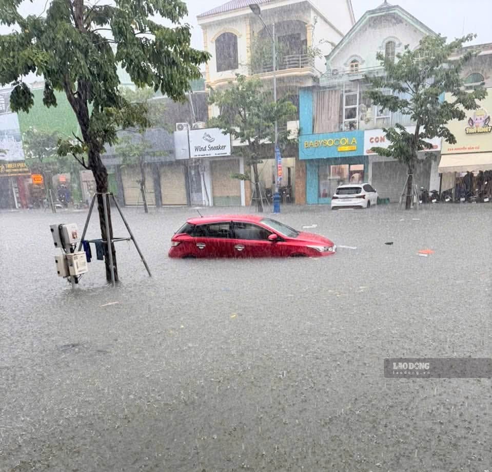 Ngày 19.9, mưa lớn gây ngập cục bộ tại nhiều điểm trên địa bàn đô thị Vinh. Ảnh: Duy Chương