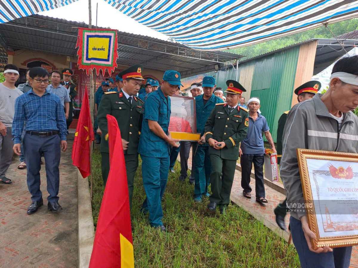 La ceremonia conmemorativa del mártir Dau Van Bon se celebró solemnemente en la casa ancestral de la familia Dau Van, aldea de Tao Son 3, comuna de Anh Son Dong. Foto: Duy Chuong