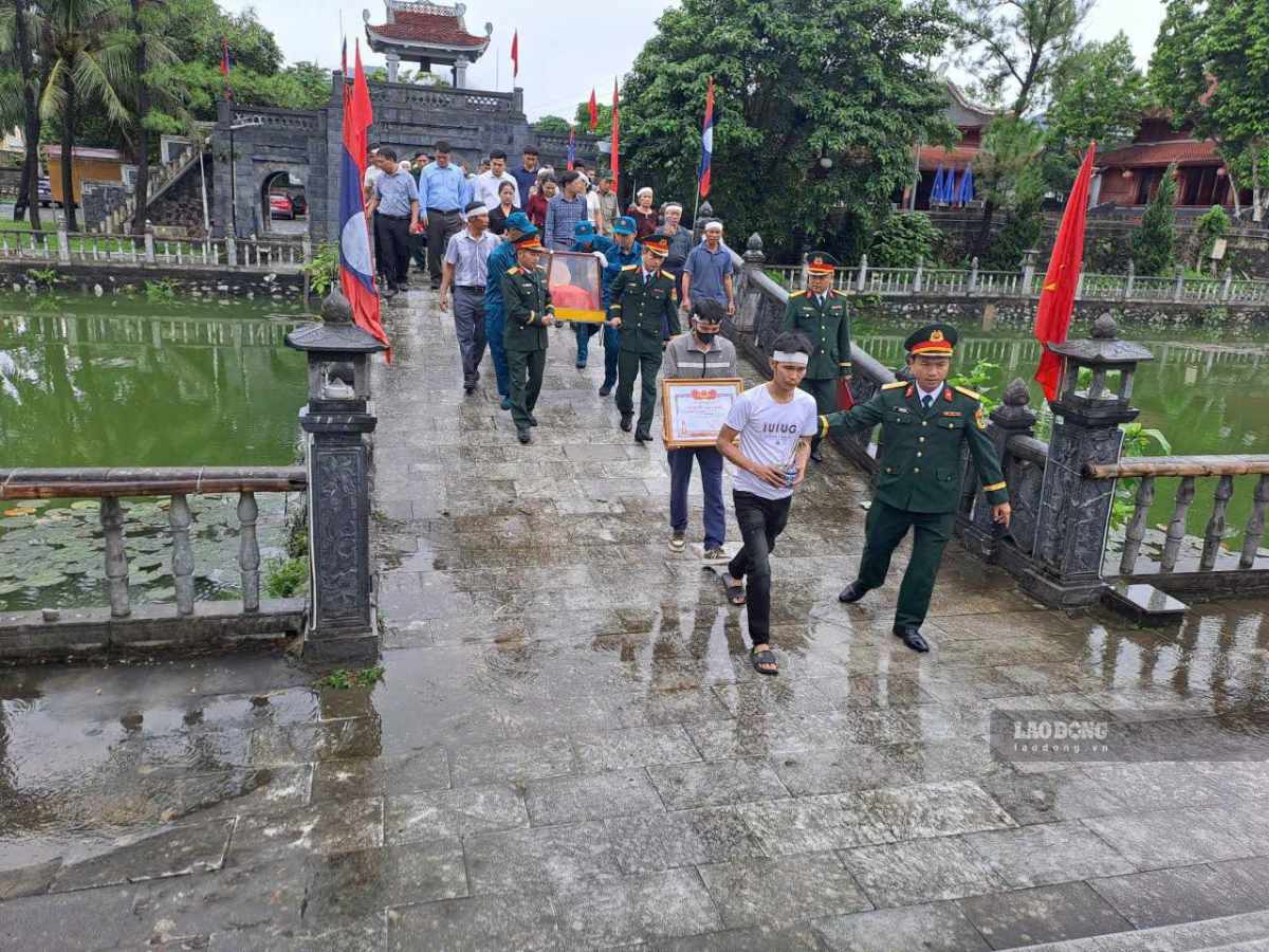 Sau hơn nửa thế kỷ, hài cốt liệt sĩ Đậu Văn Bổn được đưa về an táng tại Nghĩa trang Liệt sĩ Quốc tế Việt - Lào. Ảnh: Duy Chương