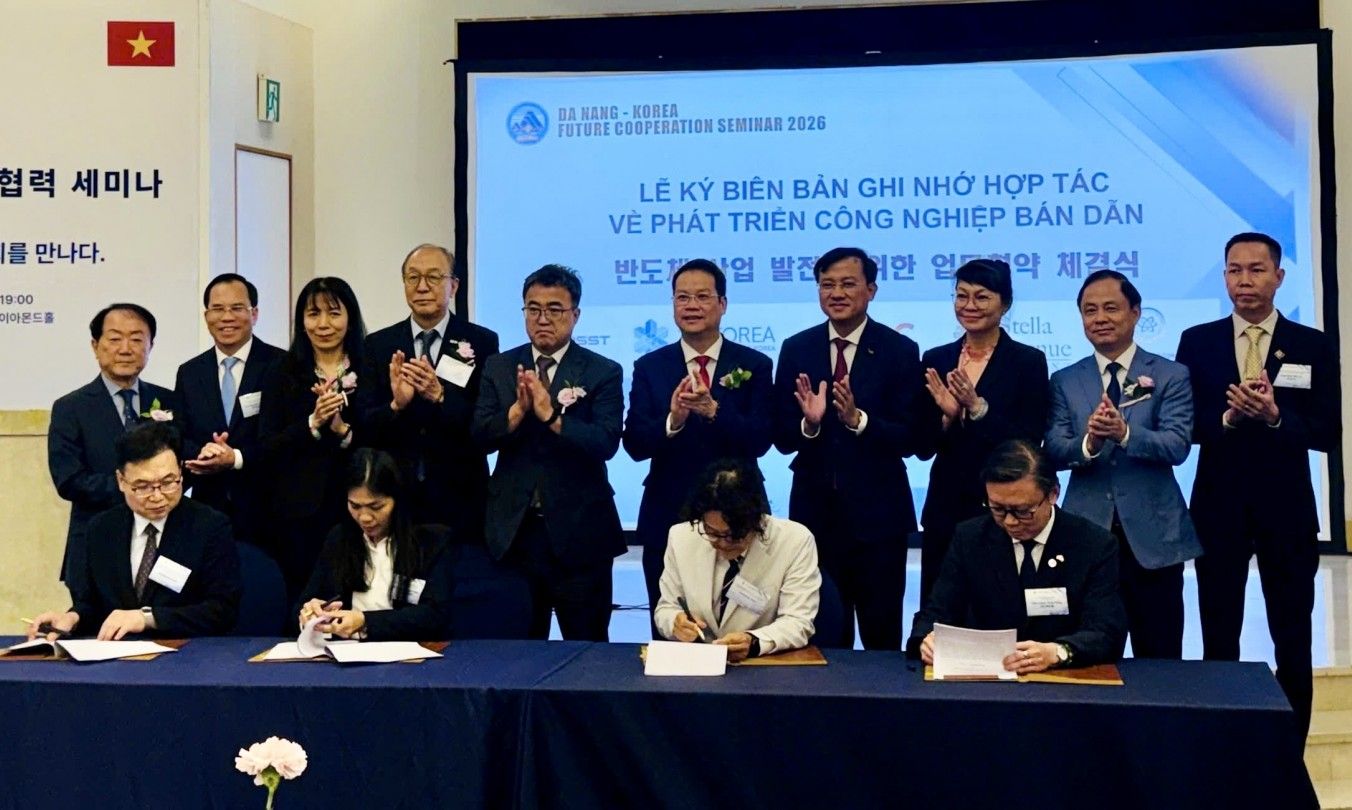 Signing of the Memorandum of Understanding between DSAC Center, Da Nang and partners. Photo: DSAC Center, Da Nang
