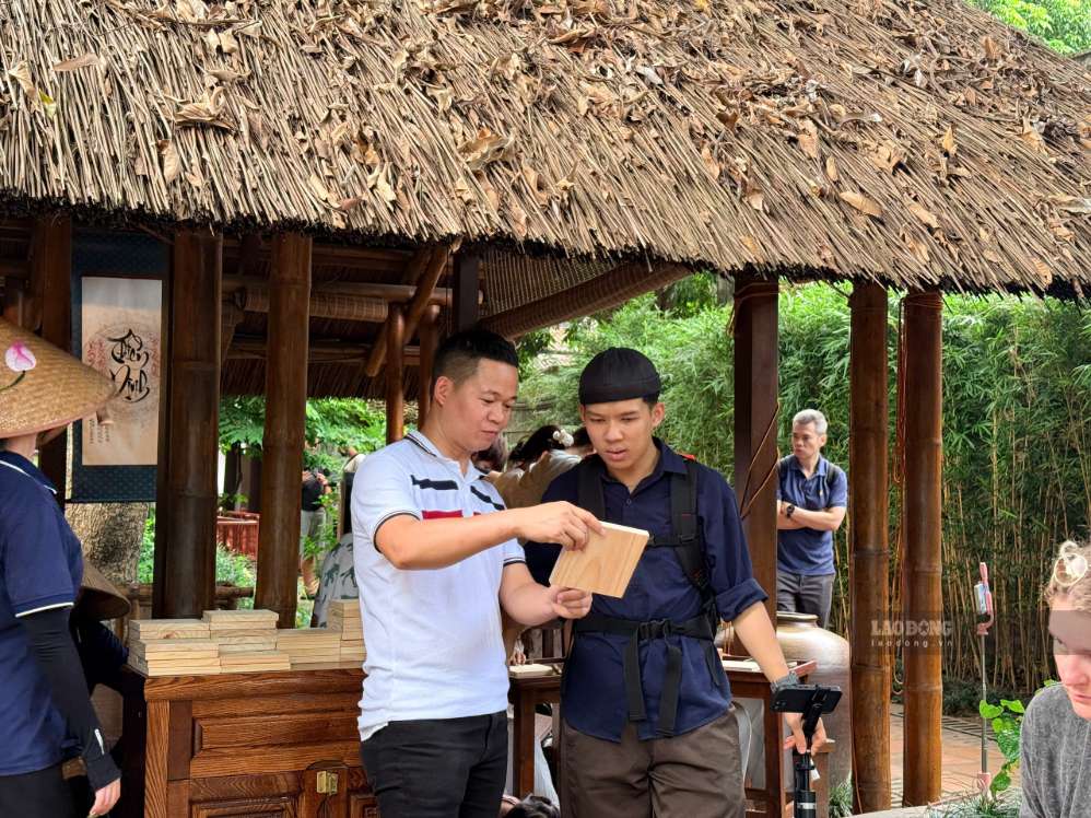 Nghệ nhân Bùi Trọng Quân giới thiệu trải nghiệm với du khách. Ảnh: Thảo Anh