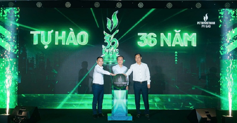 Bí thư Đảng ủy, Chủ tịch HĐQT Bùi Minh Tiến; Tổng Giám đốc Dương Trí Hội và Chủ tịch Công đoàn Trần Xuân Thành thực hiện nghi thức chúc mừng kỷ niệm 36 năm thành lập PV GAS