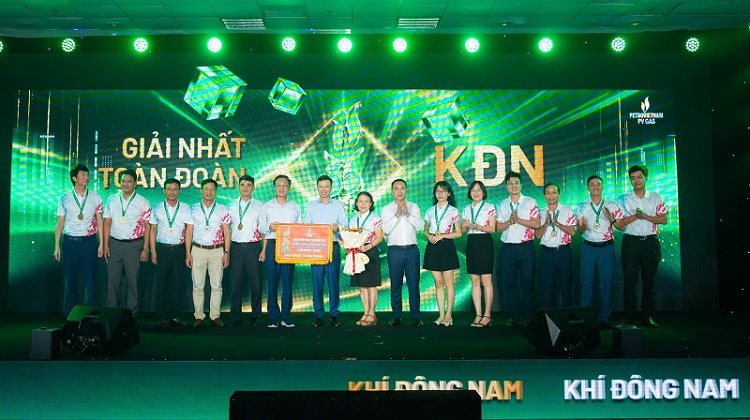 Bí thư Đảng ủy, Chủ tịch HĐQT PV GAS Bùi Minh Tiến trao giải Nhất toàn đoàn cho KĐN.
