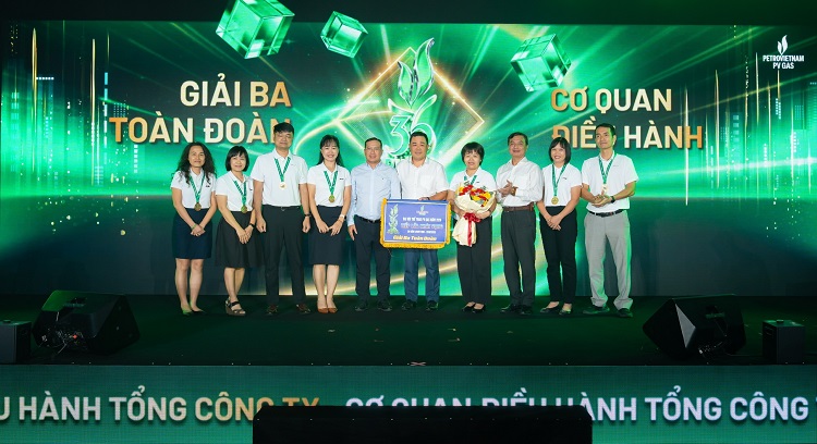 Thành viên HĐQT PV GAS Nguyễn Huy Hoàng và Phó Chủ tịch Công đoàn PV GAS Lê Phước Khôi trao giải Ba toàn đoàn cho CQĐH Tổng công ty.