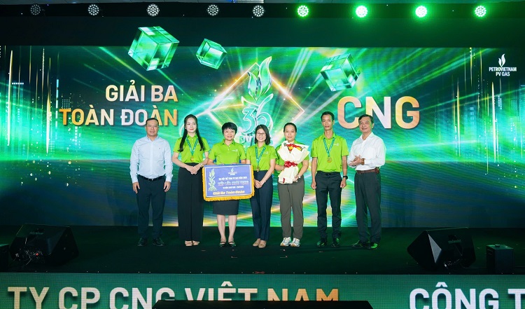 Thành viên HĐQT PV GAS Nguyễn Huy Hoàng và Phó Chủ tịch Công đoàn PV GAS Lê Phước Khôi trao giải Ba toàn đoàn cho PV GAS CNG