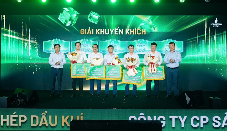 Phó Tổng Giám đốc PV GAS Nguyễn Công Luận và Phó Chủ tịch Công đoàn PV GAS Trịnh Văn Minh trao giải Khuyến khích toàn đoàn cho các đơn vị