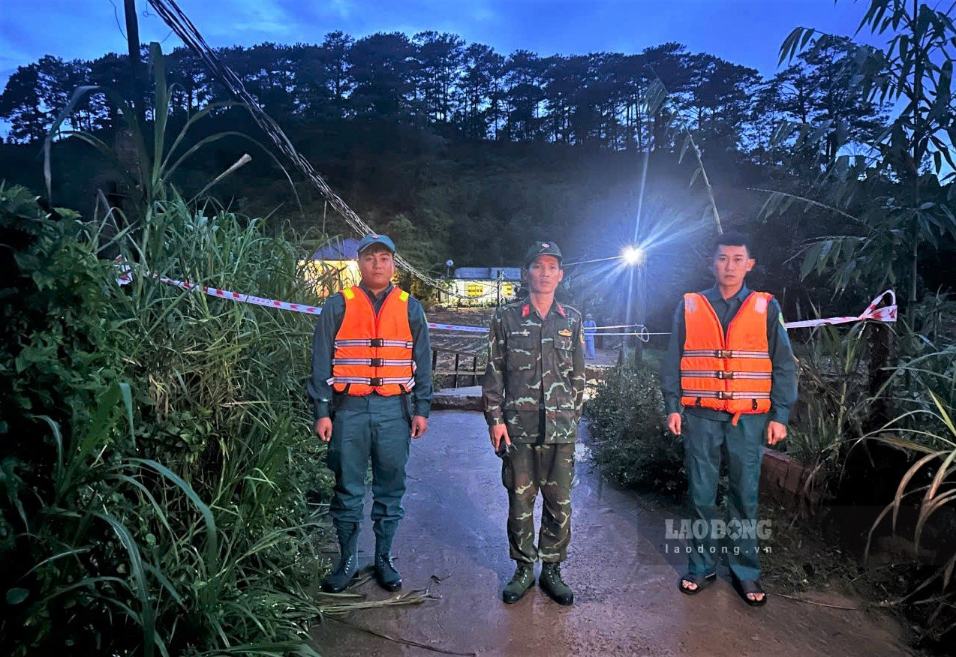 Forces on duty, ensuring safety at the scene of the civil bridge collapse on Suoi Cat, D'Ran commune, late afternoon September 19. Photo: Tran Thang
