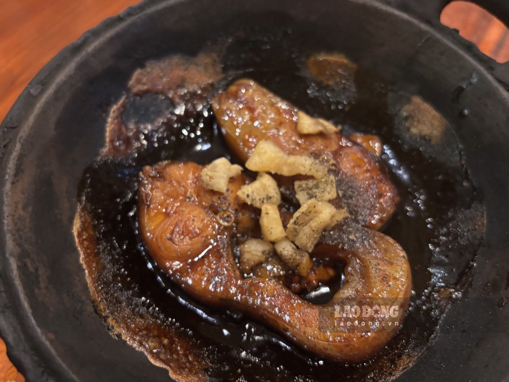 The braised doucfish dish in the Mekong Delta has a salty, sweet, and fatty taste. Photo taken in August 2026 - Han Lam.
