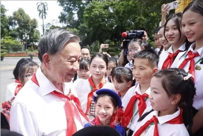 General Secretary and President To Lam with typical Team members, at the meeting program of 85 typical team members nationwide, May 14, 2026. Photo: VNA