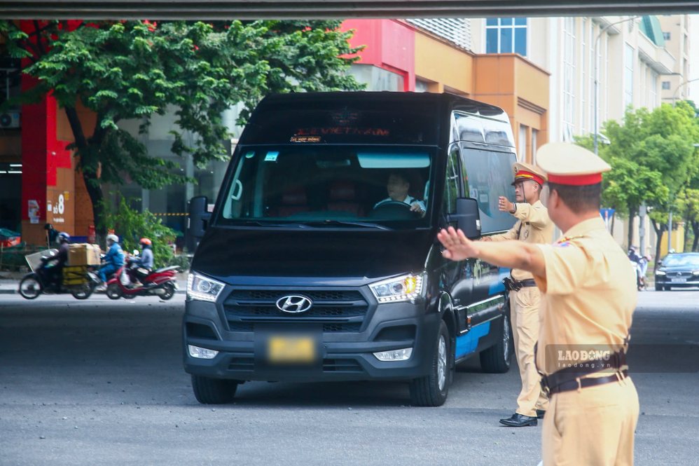 Hanoi traffic police secretly record images, handle a series of limousines picking up passengers against regulations