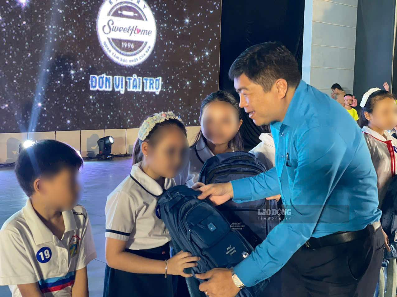 Ông Nguyễn Tấn Đạt - Phó Chủ tịch LĐLĐ TPHCM trao quà cho học sinh. Ảnh: Đình Trọng