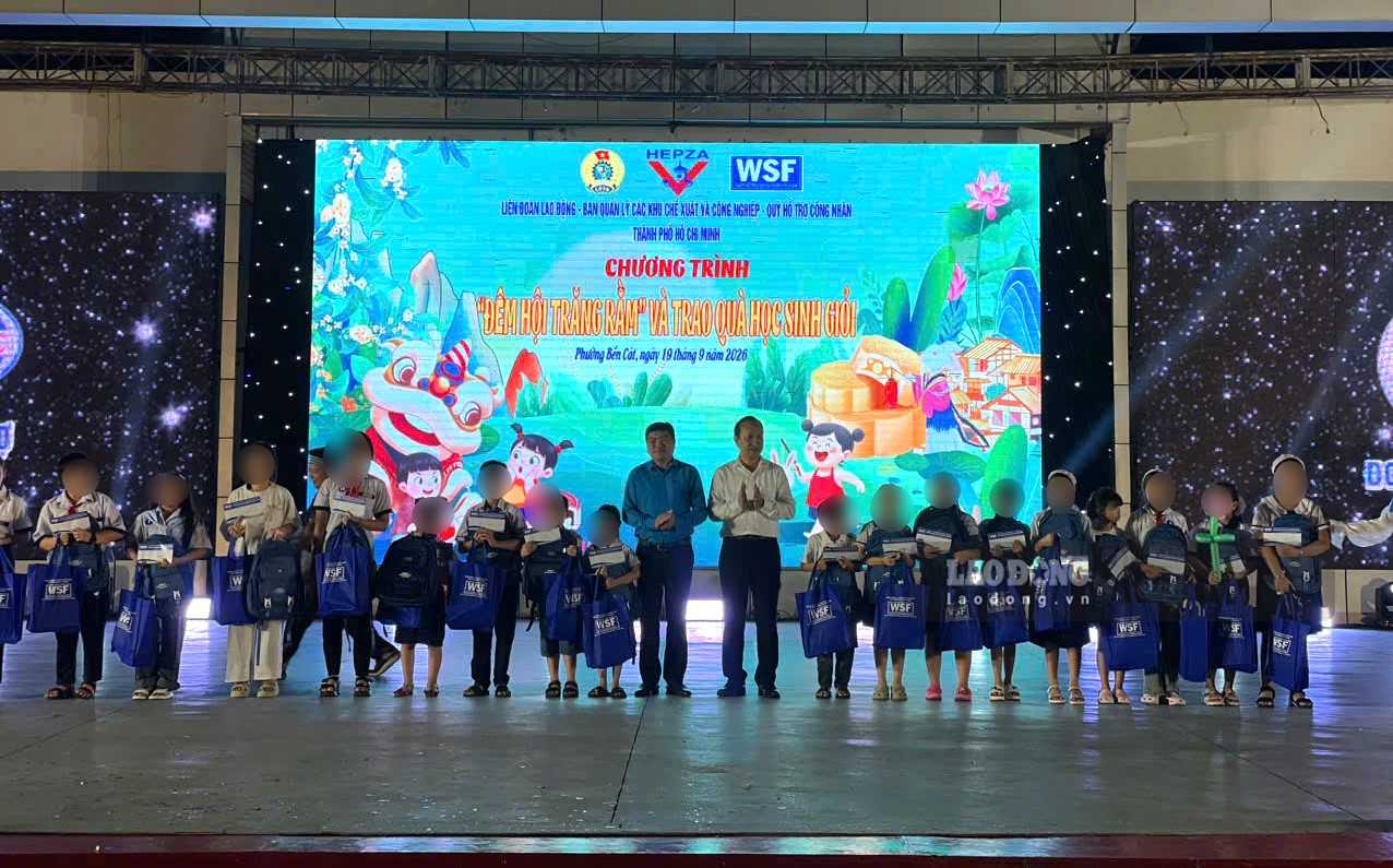 Chương trình góp phần chăm lo cho học sinh là con em công nhân ở TPHCM. Ảnh: Đình Trọng