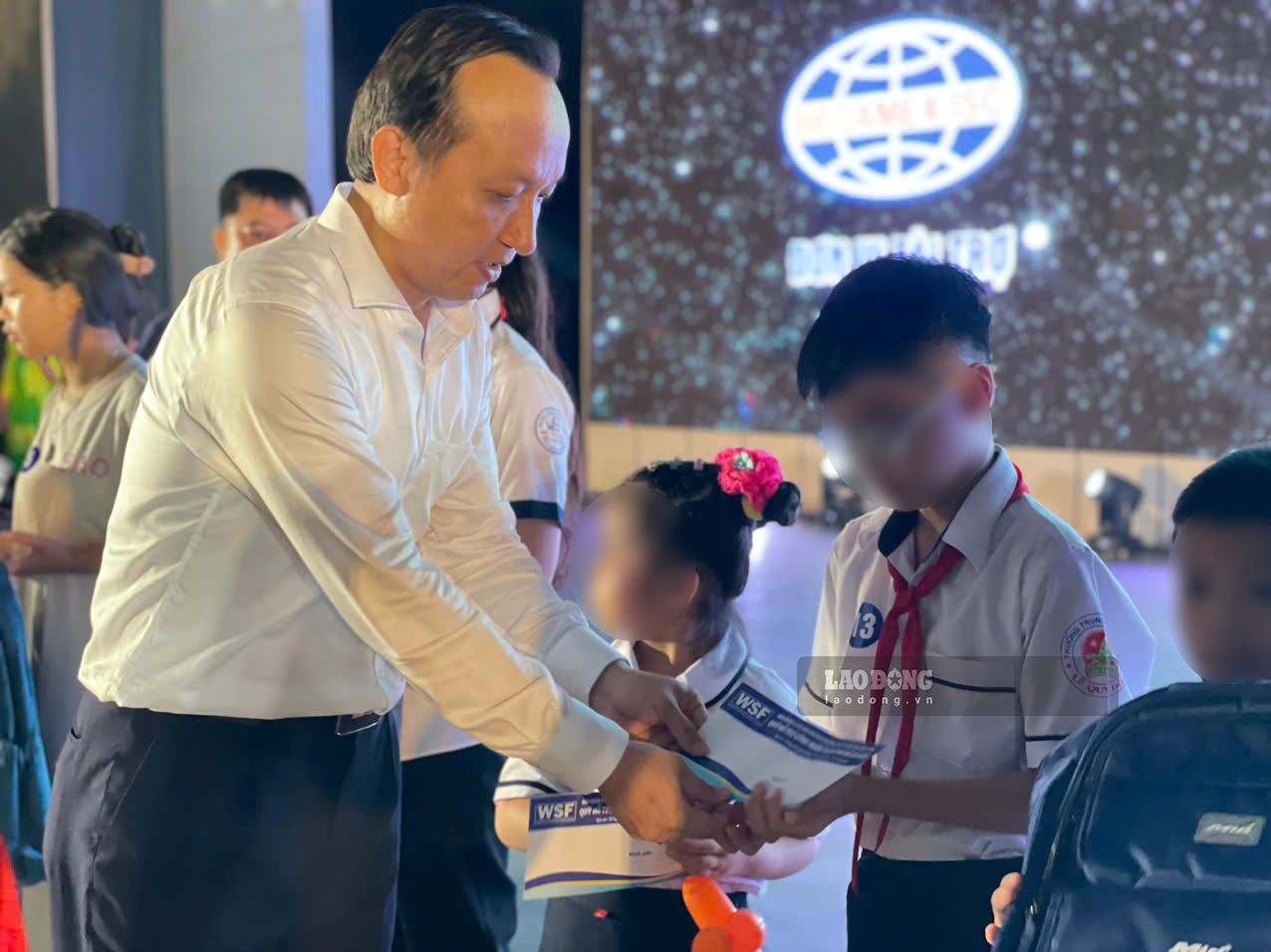 400 trăm học sinh là con em công nhân lao động làm việc trong các khu công nghiệp được nhận quà. Ảnh: Đình Trọng