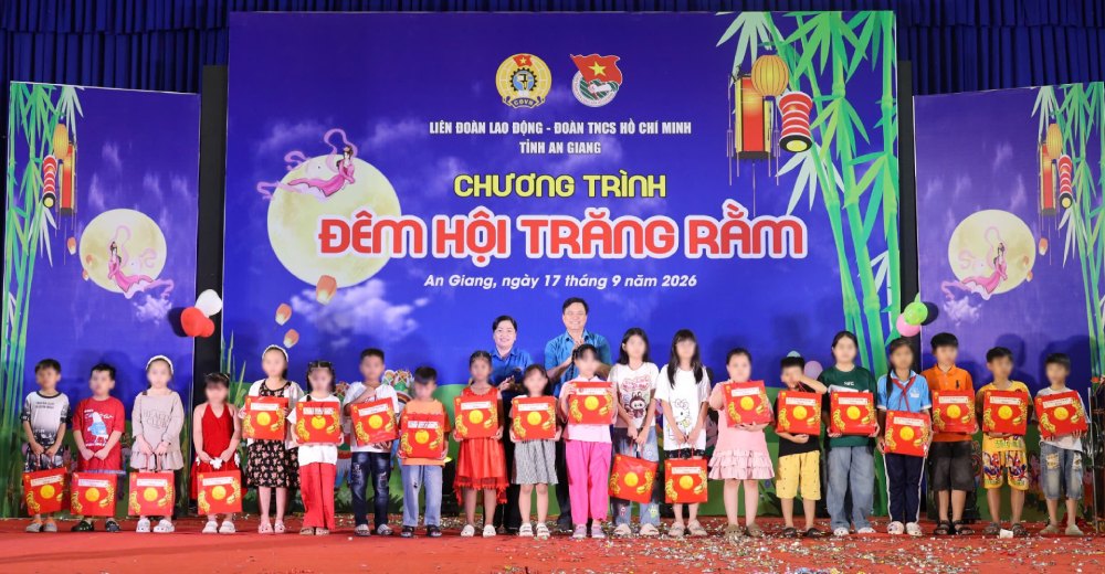 Tặng quà cho con đoàn viên, NLĐ trong chương trình Đêm hội trăng rằm 2026. Ảnh: Minh Mẫn/LĐLĐ An Giang