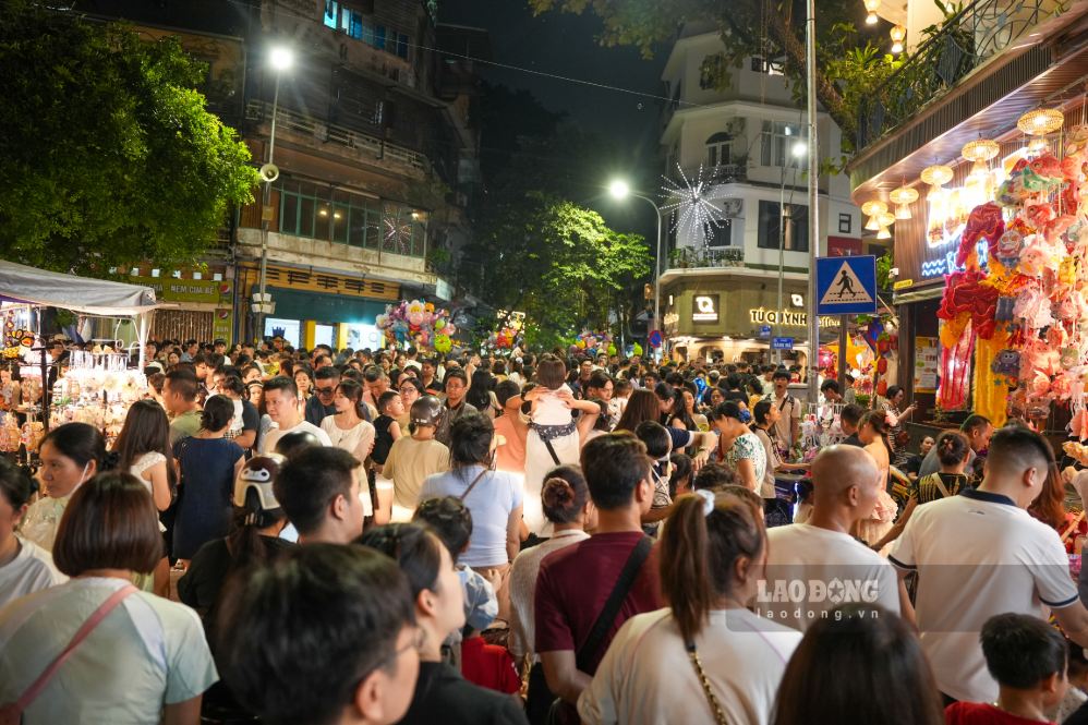 Phố Hàng Mã đông nghịt người trước thềm Trung thu