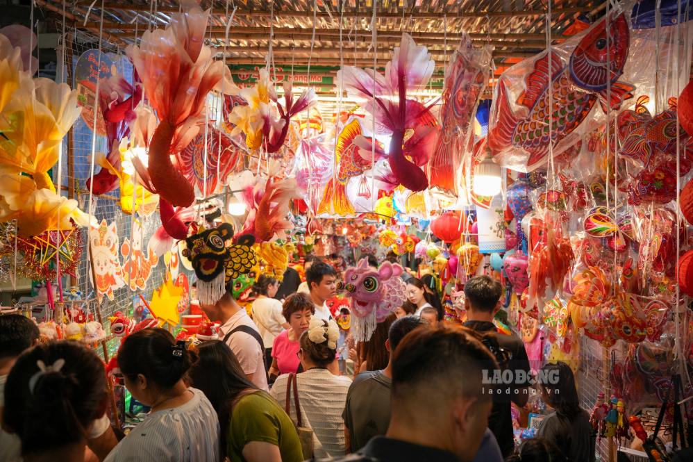 Các cửa hàng trên phố đông đúc khách hàng lựa chọn đồ trang trí. Đèn ông sao, đèn lồng là mặt hàng được tìm mua nhiều nhất.