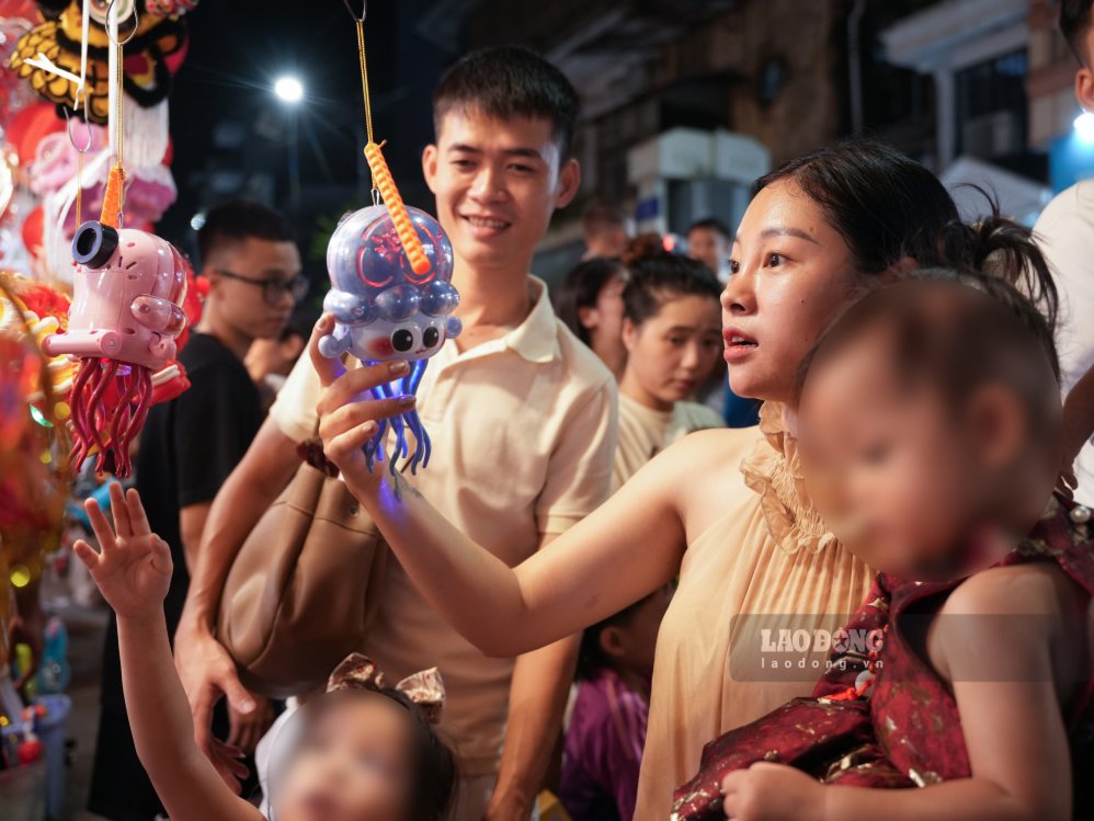 Nhiều cặp vợ chồng mang theo con nhỏ đến vui chơi Trung thu ở phố Hàng Mã
