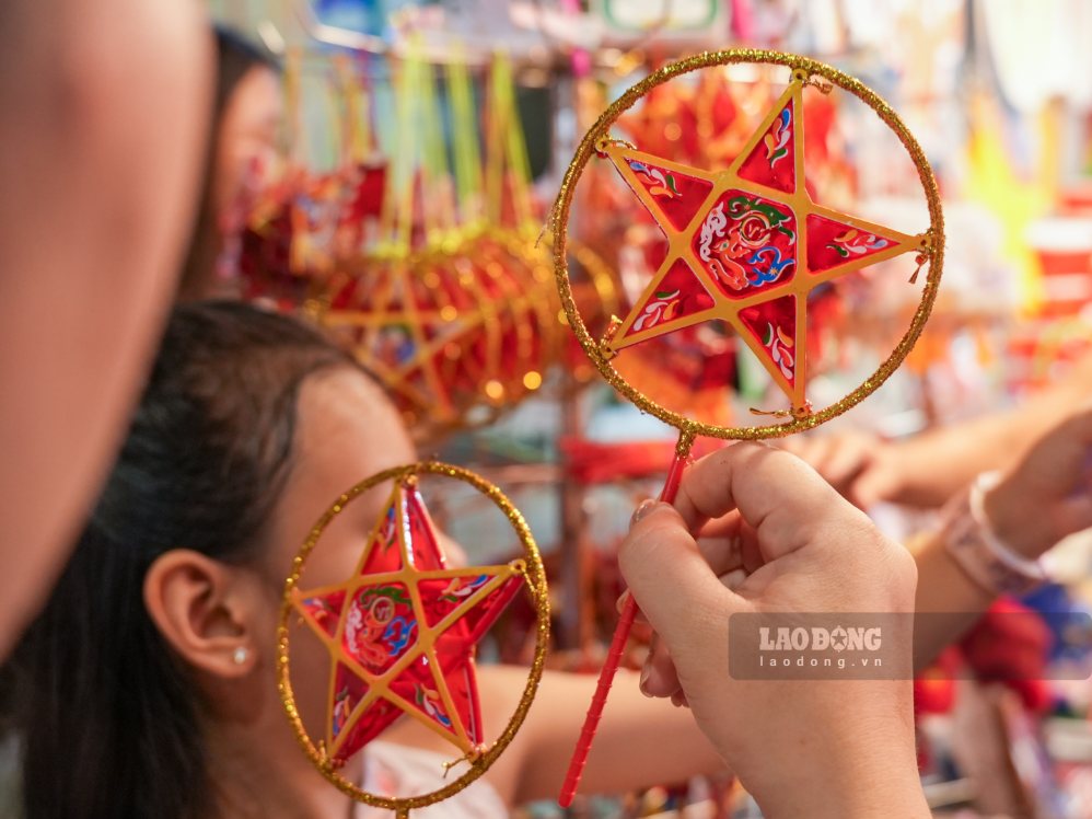 Ngoài đồ trang trí, các loại mặt nạ dân gian, đèn ông sao, đèn lồng với nhiều kiểu dáng mới thu hút người mua. Giá mỗi sản phẩm dao động 30.000-70.000 đồng.