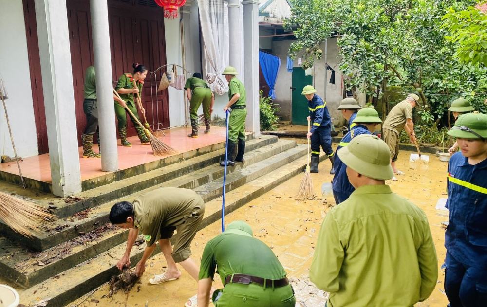 Lực lượng Công an xã Xuân Lập giúp người dân thôn Xuân Tân dọn bùn đất, vệ sinh nhà cửa sau mưa lũ. Ảnh: Công an Thanh Hóa (chụp ngày 19.9.2026)