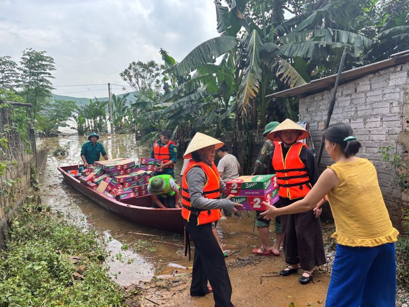 Lực lượng chức năng xã Kim Tân hỗ trợ nhu yếu phẩm cho người dân vùng lũ. Ảnh: UBND xã Kim Tân (chụp ngày 19.9.2026)
