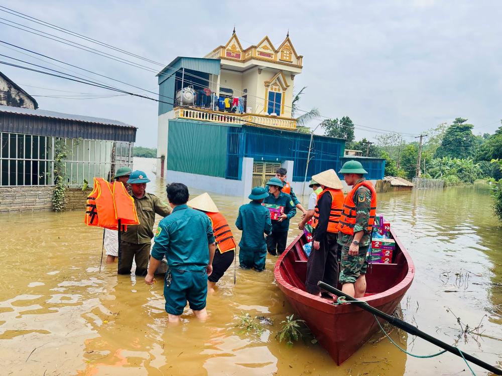 Lực lượng chức năng xã Kim Tân, tỉnh Thanh Hóa hỗ trợ nhu yếu phẩm đến người dân vùng ngập lụt. Ảnh: UBND xã Kim Tân cung cấp (chụp ngày 19.9.2026)
